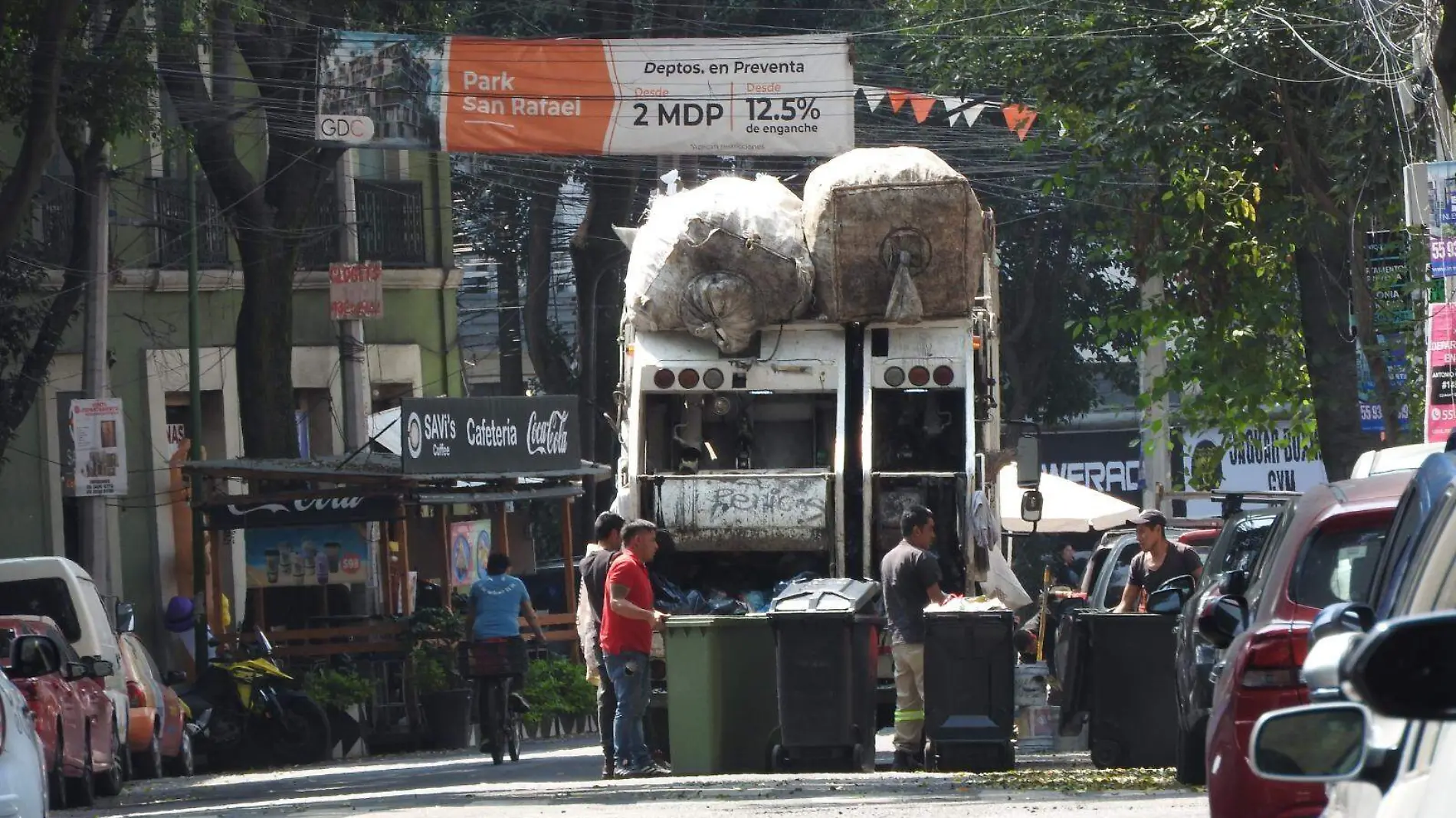 ¿Y la Ley de Residuos? Recolectores tardan hasta 2 horas separando la basura a pie de camión